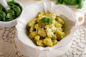 pesto gnocchi - gnocchi al pesto