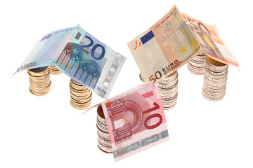 Obraz na płótnie Canvas Trzy domy z euro pieniędzy samodzielnie na białym tle