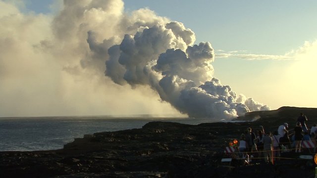 Lava flie&szlig;t in den Ozean 2