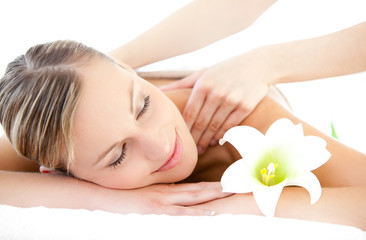 Obraz na płótnie Canvas Relaxed kobieta otrzymania masaż pleców
