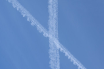 Gekreuzte Kondensstreifen