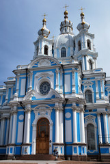 Obraz premium Au pied de la cathédrale de Smolny