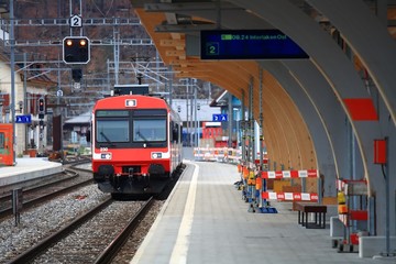 Fototapeta na wymiar Dworzec w Interlaken w Szwajcarii