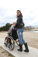 Jeune femme aidant personne âgée