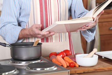 Homme faisant la cuisine