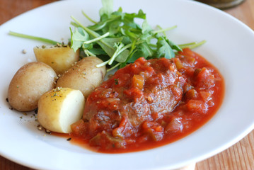 Sirloin steak with pizzaiola sauce and potatoes