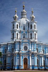 Fototapeta na wymiar Face à la cathédrale Smolny de Saint Petersbourg