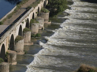 Puente románico en el río Duero en Toro (Zamora)