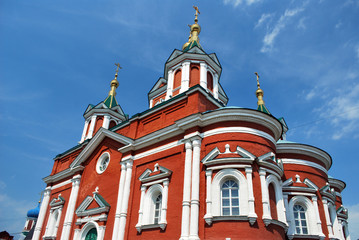 Fototapeta na wymiar Eglise orthodoxe rouge à Kolomna