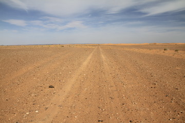 Fototapeta na wymiar Weg in die Wüste nahe dem Erg Chebbi, Sahara - Marokko