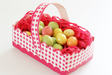 Pâques-Oeufs pastels panier