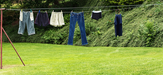 linge étendu en plein air sur étendoir filaire © Maurice Metzger
