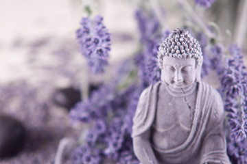 Buddha bei Zen Meditation,  Massage Steine, Lavendel - obrazy, fototapety, plakaty