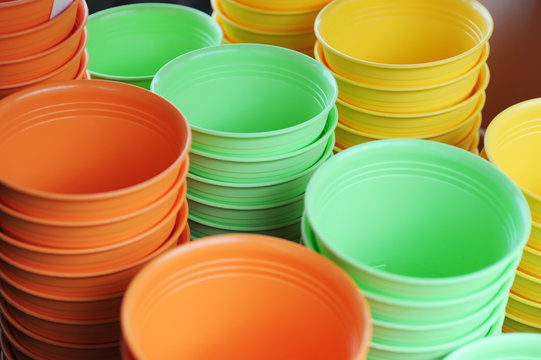Rot gr&uuml;n gelbe Plastikt&ouml;pfe