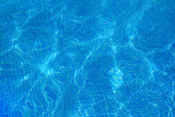 Fototapeta na wymiar Fond de piscine mozaïque bleue