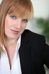 Portrait d'une jeune femme d'affaires