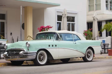 Foto auf Acrylglas Alte Autos Oldtimer am Ocean Drive geparkt