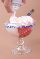 sorbet citron, framboise et chantilly en bombe