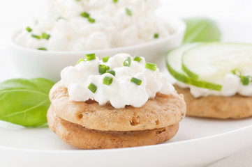 Hüttenkäse auf Cracker