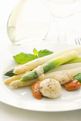 Spargel mit Jakubsmuscheln