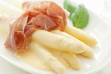 Spargel mit Schinken