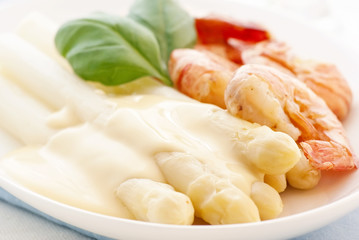 Spargel mit Garnelen