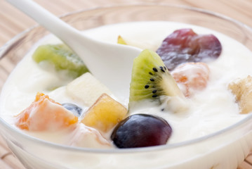 Fruchtjoghurt mit Früchten