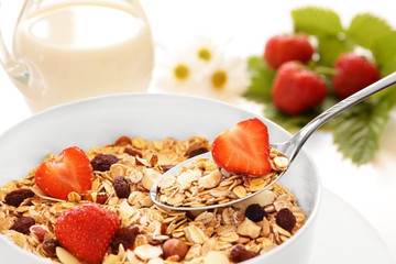 Müsli, Erdbeeren und Milchkaraffe