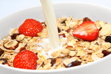 Gesundes Müsli mit Milch