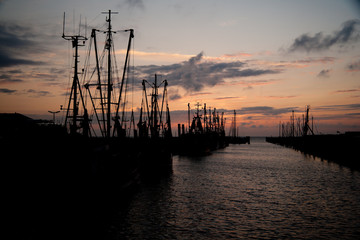kleiner Fischerhafen in Abendstimmung