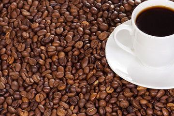 Fototapeta premium cup at roasted beans