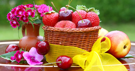 blumenstrauß und früchte