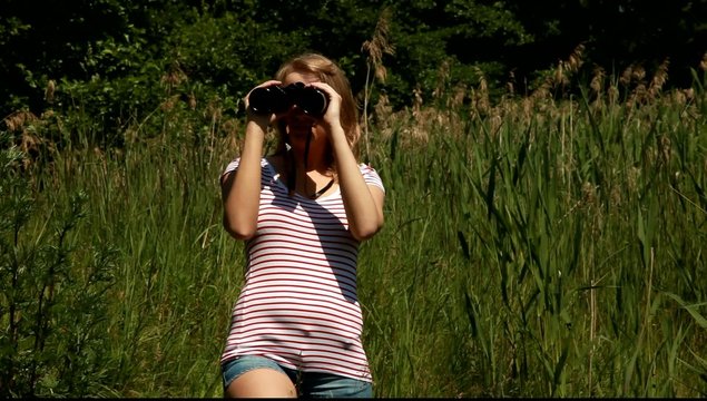 frau mit fernglas