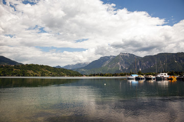 Obraz premium Lago di Caldonazzo, Italien, Dolomiten im Hintergrund