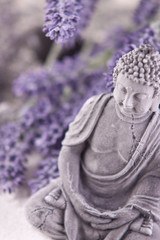 Buddha bei Zen Meditation,  Massage Steine, Lavendel