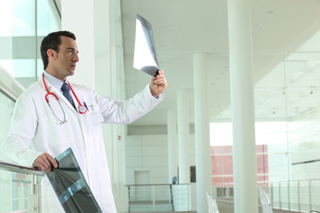 Fototapeta premium Médecin regardant radiographie
