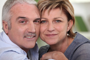 Portrait d'un couple de seniors souriants