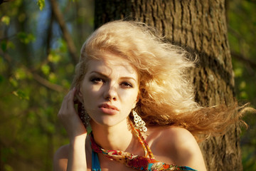 Naklejka premium Beautiful girl in the park at sunset