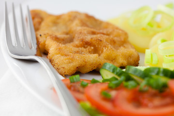 Schnitzel with potatoes and fresh vegetables