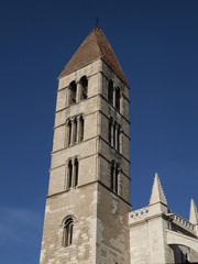 Fototapeta na wymiar Torre de la iglesia de Sta. Mª de la Antigua en Valladolid