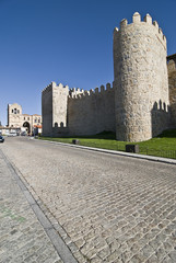 Fototapeta na wymiar Ronda vieja de Avila con la muralla y San vicente.