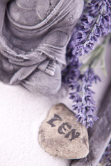Buddha bei Zen Meditation,  Massage Steine, Lavendel