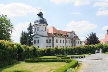Fototapeta na wymiar Schloss mit Schlosskirche