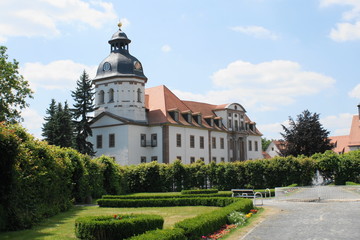 Fototapeta na wymiar Schloss mit Schlosskirche