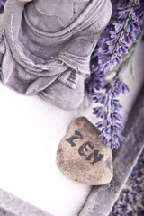 Buddha bei Zen Meditation,  Massage Steine, Lavendel