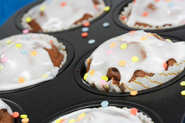 Muffins in der Form mit Zuckerguss