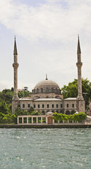 Fototapeta na wymiar Mosque by a river