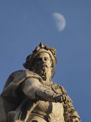 Obraz premium Estatua en la Universidad de Valladolid y luna