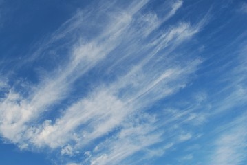Cielo azul, nubes
