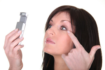 Portrait d'une femme se regardant dans un téléphone